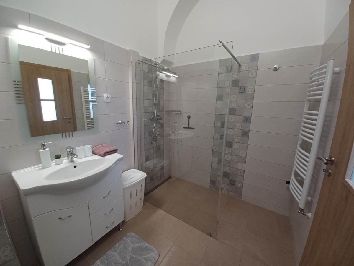 Rad-Var Apartmanhaz エゲル エクステリア 写真